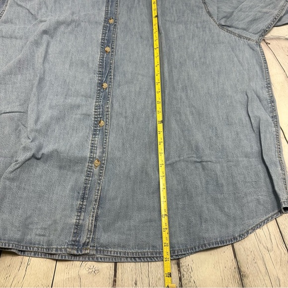 ASOS DESIGN Curve minimal denim shirt in lightwash blue - Picture 13 of 13